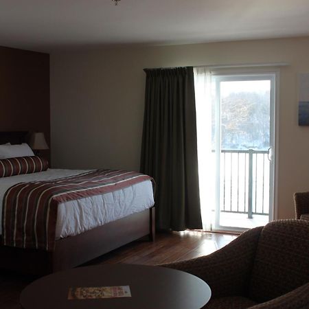 Lanes Riverhouse Inn & Cottages Montague Стая снимка