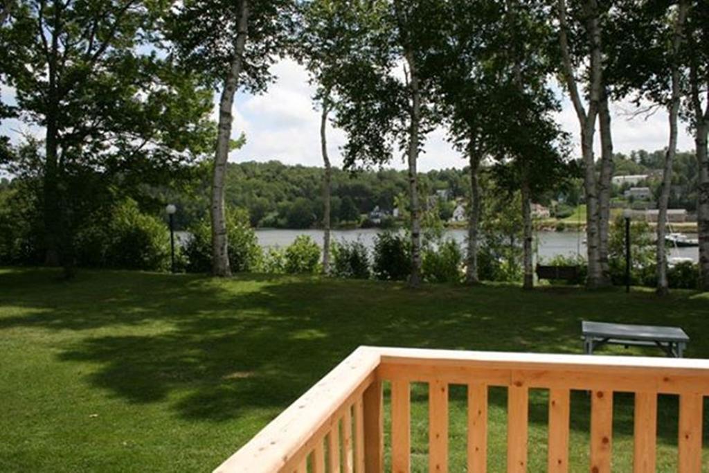 Lanes Riverhouse Inn & Cottages Montague Стая снимка