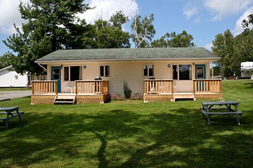 Lanes Riverhouse Inn & Cottages Montague Стая снимка