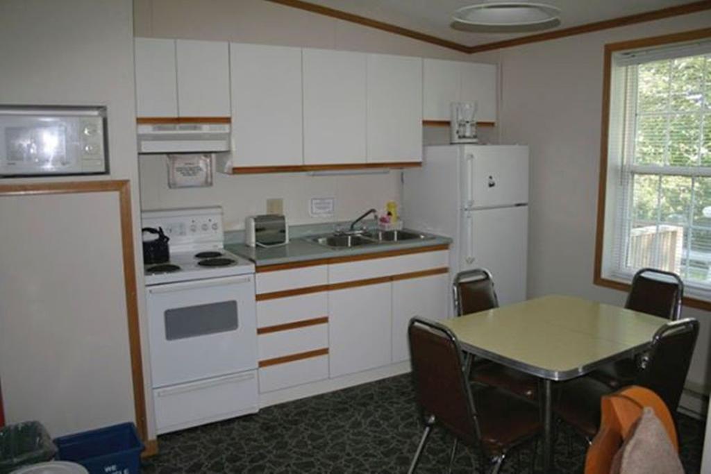 Lanes Riverhouse Inn & Cottages Montague Стая снимка